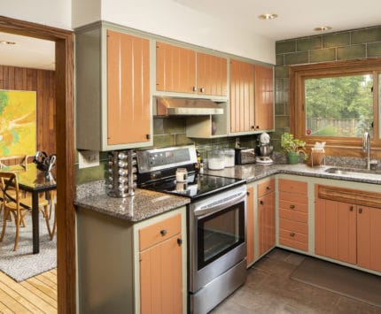 Kitchen in the midcentury mode.