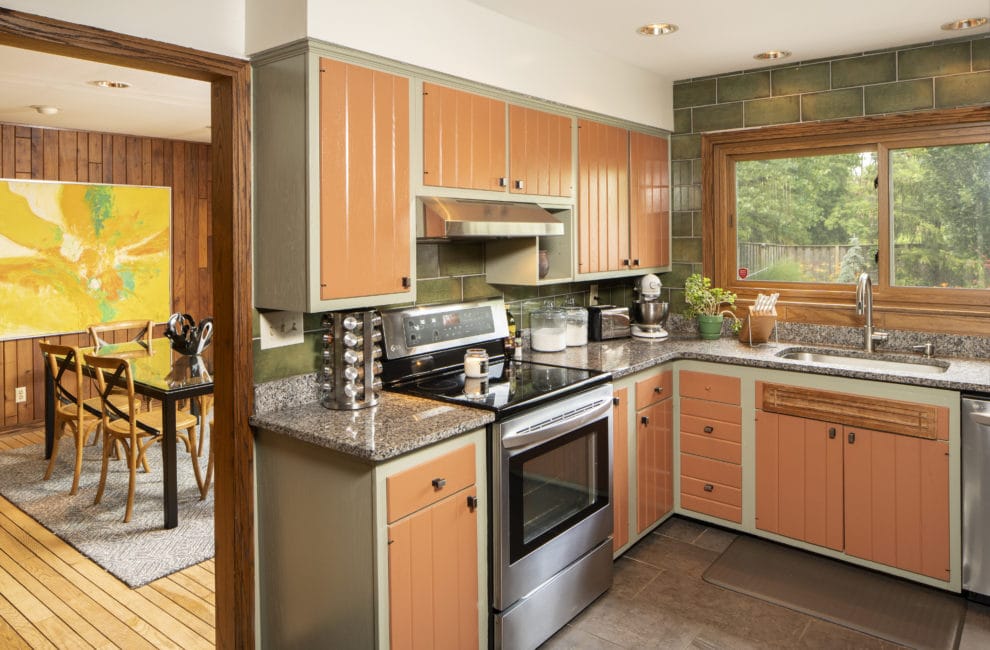 Kitchen in the midcentury mode.